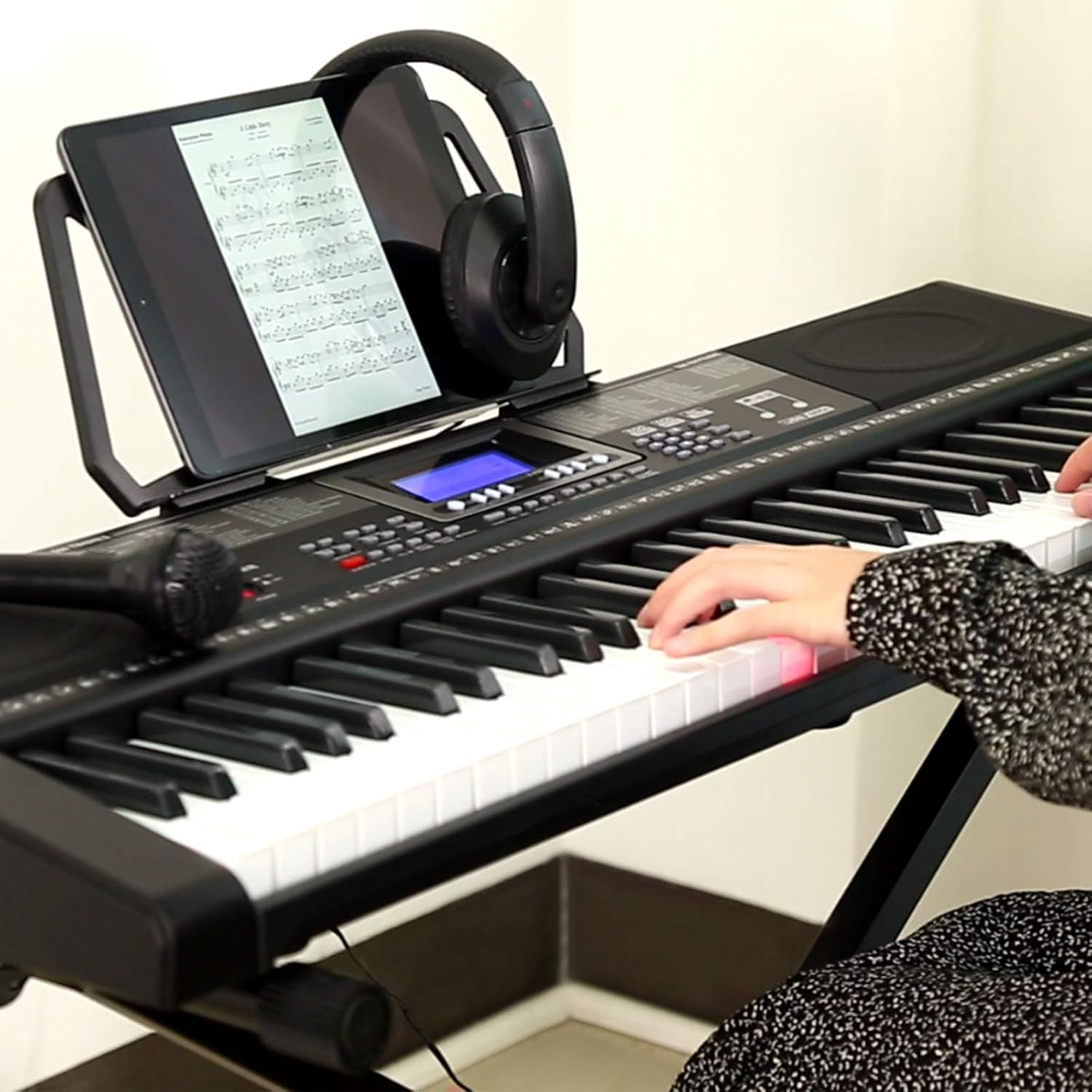 61 Key Light Up Piano Keyboard for Beginners with Stand Q2115
